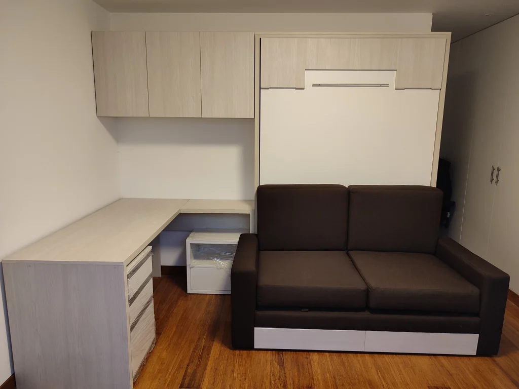 Cama plegable con sofa marron