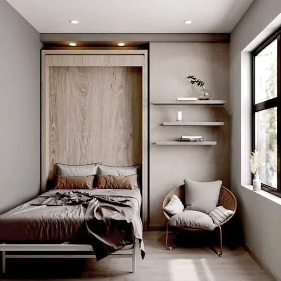 Cama plegable vertical en cuarto pequeño