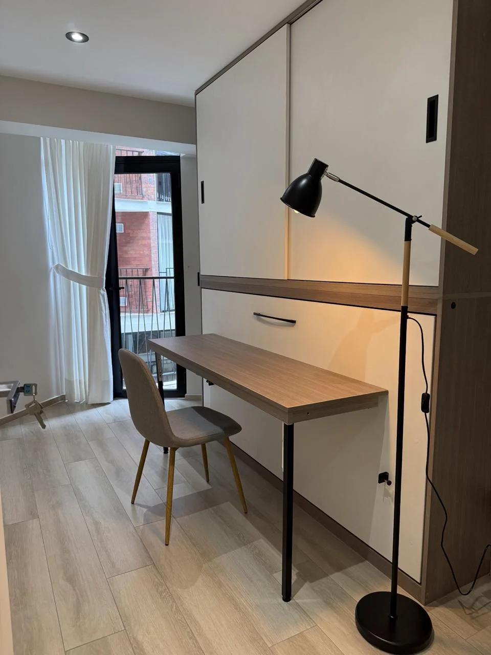 Cama plegable horizontal con escritorio y lámpara