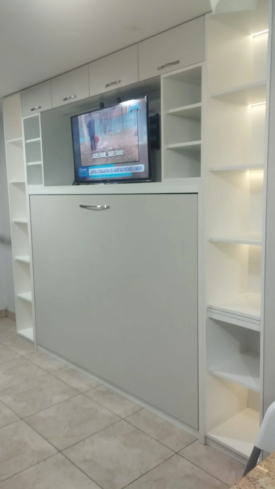 Cama plegable horizontal con repisas laterales